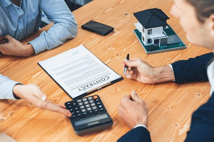 agente inmobiliario calculando intereses fiscales con calculadora